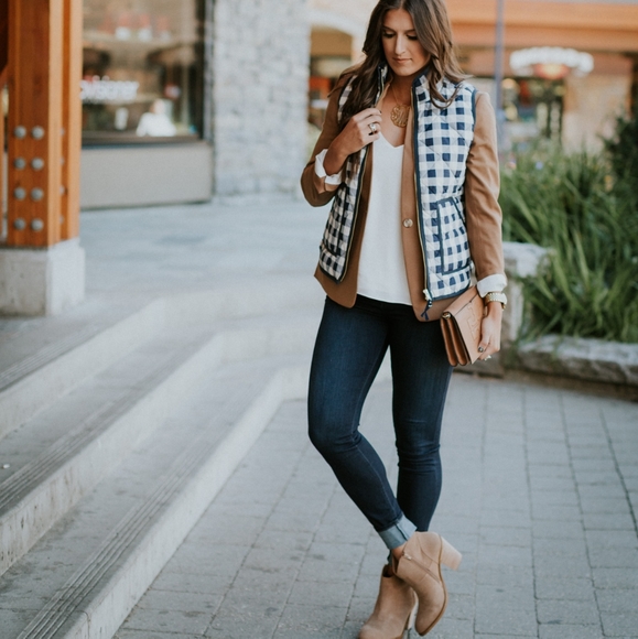 Aeropostale Jackets & Blazers - Aeropostale Navy & White Plaid Puffer Vest Jacket